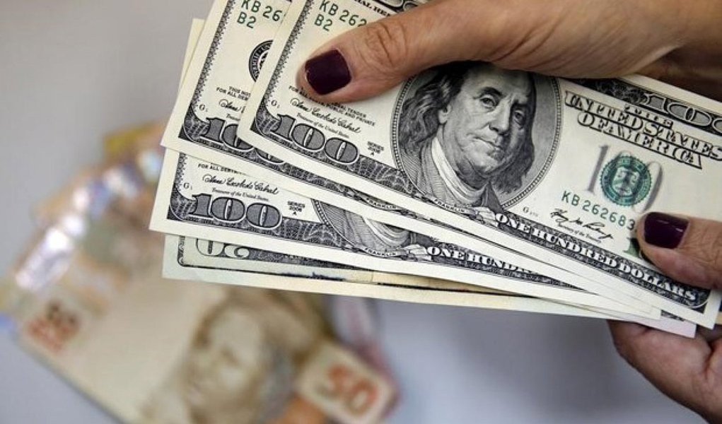 Moeda norte-americana fechou acima de R$ 4 pela primeira vez desde a criação do real; dólar comercial subiu R$ 0,073 (1,83%) e encerrou esta terça-feira, 22, vendido a R$ 4,054; recorde anterior correspondia a 10 de outubro de 2002, quando a cotação tinha fechado em R$ 3,99; dólar acumula alta de 11,76% apenas em setembro e de 52,47% em 2015 (Foto: Aquiles Lins) Moeda norte-americana fechou acima de R$ 4 pela primeira vez desde a criação do real; dólar comercial subiu R$ 0,073 (1,83%) e encerrou esta terça-feira, 22, vendido a R$ 4,054; recorde anterior correspondia a 10 de outubro de 2002, quando a cotação tinha fechado em R$ 3,99; dólar acumula alta de 11,76% apenas em setembro e de 52,47% em 2015