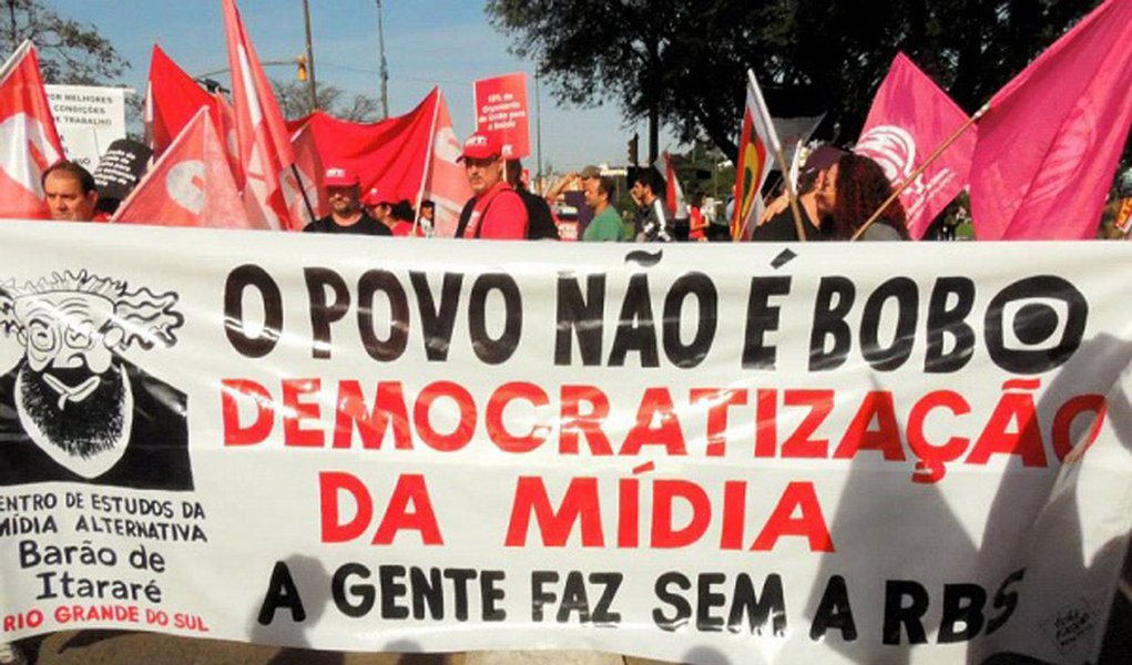 No afã de destruir o governo Dilma e obter o impedimento da presidenta, contra quem não cabe uma acusação sequer, a imprensa não hesita em destruir centenas de milhares de postos de trabalho, sabotando a economia do país (Foto: Bepe Damasco) No afã de destruir o governo Dilma e obter o impedimento da presidenta, contra quem não cabe uma acusação sequer, a imprensa não hesita em destruir centenas de milhares de postos de trabalho, sabotando a economia do país