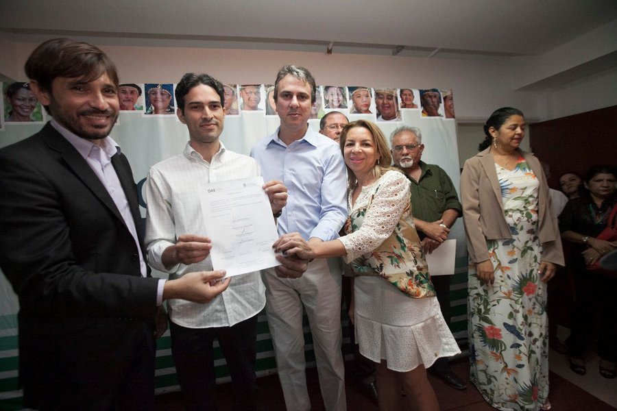 O governador Camilo Santana (PT) anunciou, na manhã desta terça-feira (20), investimento de R$ 2,17 milhões na reforma do prédio histórico do Arquivo Público do Estado. Com as obras, o equipamento irá ganhar uma área de armazenamento duplicada, uma biblioteca ampliada e uma sala de pesquisa repaginada, além de novos banheiros, substituição da coberta, reforma do estacionamento e acessibilidade. A previsão é que as intervenções estejam concluídas em um ano (Foto: Rodrigo Rocha) O governador Camilo Santana (PT) anunciou, na manhã desta terça-feira (20), investimento de R$ 2,17 milhões na reforma do prédio histórico do Arquivo Público do Estado. Com as obras, o equipamento irá ganhar uma área de armazenamento duplicada, uma biblioteca ampliada e uma sala de pesquisa repaginada, além de novos banheiros, substituição da coberta, reforma do estacionamento e acessibilidade. A previsão é que as intervenções estejam concluídas em um ano