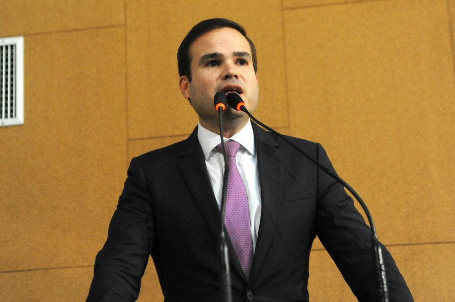 Filho do vice-governador da Bahia, João Leão, o deputado federal Cacá Leão deve ser indicado pelo PP para assumir o Ministério da Integração Nacional no lugar de Gilberto Occhi, que vai deixar o cargo para tratar um câncer na próstata; apesar de a presidente Dilma Rousseff ter resistido em trocar Occhi, houve forte pressão para que a vaga fosse ocupada por um deputado do PP (Foto: Romulo Faro) Filho do vice-governador da Bahia, João Leão, o deputado federal Cacá Leão deve ser indicado pelo PP para assumir o Ministério da Integração Nacional no lugar de Gilberto Occhi, que vai deixar o cargo para tratar um câncer na próstata; apesar de a presidente Dilma Rousseff ter resistido em trocar Occhi, houve forte pressão para que a vaga fosse ocupada por um deputado do PP