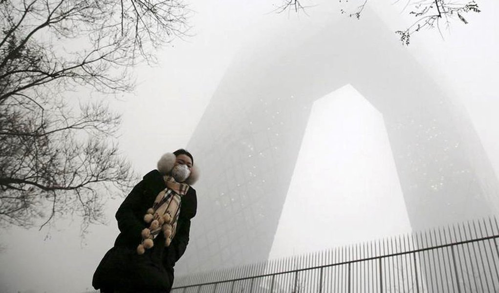 Governo da China ordenou o fechamento de 2.100 fábricas e pediu à população para que não saia às ruas devido ao agravamento da poluição, que em Pequim registra valores 24 vezes acima do que é considerado seguro para a saúde; uma densa névoa cinzenta envolve a capital nesta terça-feira (1º/12), com a concentração de PM2,5 – partículas microscópicas que penetram os pulmões – subindo até os 598 microgramas por metro cúbico (Foto: Roberta Namour) Governo da China ordenou o fechamento de 2.100 fábricas e pediu à população para que não saia às ruas devido ao agravamento da poluição, que em Pequim registra valores 24 vezes acima do que é considerado seguro para a saúde; uma densa névoa cinzenta envolve a capital nesta terça-feira (1º/12), com a concentração de PM2,5 – partículas microscópicas que penetram os pulmões – subindo até os 598 microgramas por metro cúbico