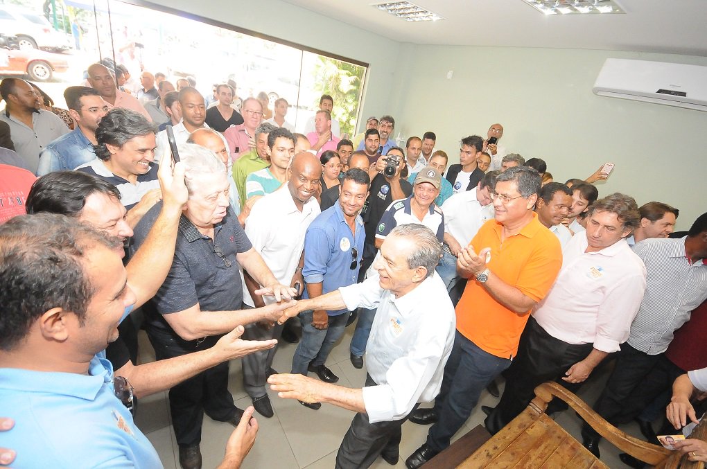 Candidato Iris Rezende (PMDB) recebeu o apoio do PROS, na manhã desta terça-feira, em seu escritório político; presidente do diretório estadual do partido, Reginaldo Melo, explicou que a sigla aderiu à candidatura do peemedebista pelo projeto que ele tem para Goiânia; Melo frisou a experiência de Iris como gestor; “Esse é um momento histórico para a nossa legenda, apoiar o senhor é um privilégio, pois conhecemos o seu trabalho, a sua trajetória política e todos os seus inúmeros serviços prestados ao nosso estado e a nossa capital” (Foto: José Barbacena) Candidato Iris Rezende (PMDB) recebeu o apoio do PROS, na manhã desta terça-feira, em seu escritório político; presidente do diretório estadual do partido, Reginaldo Melo, explicou que a sigla aderiu à candidatura do peemedebista pelo projeto que ele tem para Goiânia; Melo frisou a experiência de Iris como gestor; “Esse é um momento histórico para a nossa legenda, apoiar o senhor é um privilégio, pois conhecemos o seu trabalho, a sua trajetória política e todos os seus inúmeros serviços prestados ao nosso estado e a nossa capital”