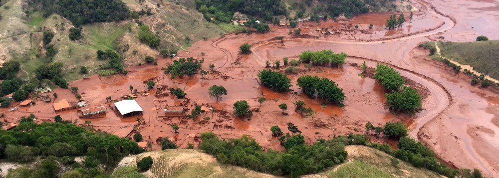Os governos federal e dos Estados de Minas Gerais e Espírito Santo vão entrar com uma ação conjunta contra as empresas Vale e BHP para que assumam todos os custos da reparação dos danos causados pelo rompimento da barragem da mineradora Samarco, no distrito de Bento Rodrigues, em Mariana (MG); a intenção, segundo uma fonte do Planalto, é unificar a reparação de danos em uma ação única para torná-la mais forte; a decisão foi tomada nesta quinta (26) em uma reunião do comitê de resposta ao desastre de Mariana e será tratada na sexta durante encontro entre os governadores Paulo Hartung, do Espírito Santo, e Fernando Pimentel, de Minas Gerais, e a presidente Dilma Rousseff (Foto: Valter Lima) Os governos federal e dos Estados de Minas Gerais e Espírito Santo vão entrar com uma ação conjunta contra as empresas Vale e BHP para que assumam todos os custos da reparação dos danos causados pelo rompimento da barragem da mineradora Samarco, no distrito de Bento Rodrigues, em Mariana (MG); a intenção, segundo uma fonte do Planalto, é unificar a reparação de danos em uma ação única para torná-la mais forte; a decisão foi tomada nesta quinta (26) em uma reunião do comitê de resposta ao desastre de Mariana e será tratada na sexta durante encontro entre os governadores Paulo Hartung, do Espírito Santo, e Fernando Pimentel, de Minas Gerais, e a presidente Dilma Rousseff