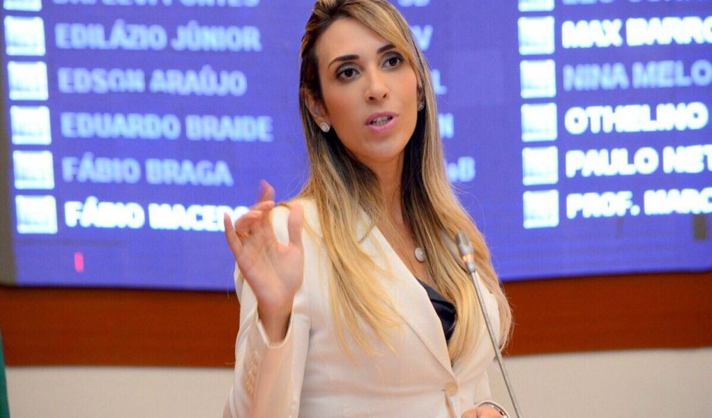Deputada Andrea Murad (PMDB), afirmou que se instalou um caos na UPAs com a suspensão dos atendimentos; Não sei se conseguem entender. Se têm o mesmo pensamento que eu, da gravidade do que é ter 5 UPAs em São Luís paradas, no que se transformaram as UPAs hoje aqui, que eram consideradas a salvação para a população", disse; "E o povo não tem dinheiro pra pagar hospital particular, uma consulta, uma emergência e o Estado tem obrigação de dar atendimento à população, dar assistência ao povo que mais precisa", acrescentou; pai de Andrea, Ricardo Murad, ex-secretário da Saúde na gestão Roseana Sarney, é alvo de investigação da PF por desvios de recursos públicas, e está proibido de deixar São Luís (Foto: Leonardo Lucena) Deputada Andrea Murad (PMDB), afirmou que se instalou um caos na UPAs com a suspensão dos atendimentos; Não sei se conseguem entender. Se têm o mesmo pensamento que eu, da gravidade do que é ter 5 UPAs em São Luís paradas, no que se transformaram as UPAs hoje aqui, que eram consideradas a salvação para a população", disse; "E o povo não tem dinheiro pra pagar hospital particular, uma consulta, uma emergência e o Estado tem obrigação de dar atendimento à população, dar assistência ao povo que mais precisa", acrescentou; pai de Andrea, Ricardo Murad, ex-secretário da Saúde na gestão Roseana Sarney, é alvo de investigação da PF por desvios de recursos públicas, e está proibido de deixar São Luís
