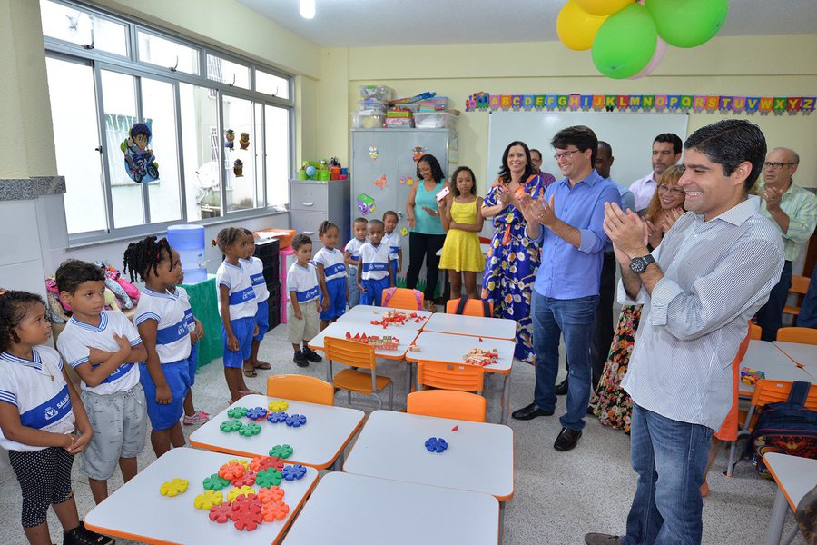 O prefeito ACM Neto entregou em Sussuarana a Escola Municipal Eraldo Tinoco, com investimento de R$ 4,4 milhões, a escola atende a 950 alunos de Educação Infantil, Ensino Fundamental I e Educação de Jovens e Adultos; ele ressaltou sua gratidão a Eraldo Tinoco, com quem trabalhou aos 19 anos de idade na Secretaria de Educação do Estado, e que o "influenciou na carreira política"; "O primeiro presente que ganhei foi o contato com a educação, onde pude perceber de perto como ela pode transformar e construir o futuro das pessoas. Não poderia haver melhor homenagem a Eraldo Tinoco, que tanto trabalhou nessa área, do que colocar o nome dele em uma escola nova, tão aguardada pelos moradores de Sussuarana", disse o prefeito (Foto: Romulo Faro) O prefeito ACM Neto entregou em Sussuarana a Escola Municipal Eraldo Tinoco, com investimento de R$ 4,4 milhões, a escola atende a 950 alunos de Educação Infantil, Ensino Fundamental I e Educação de Jovens e Adultos; ele ressaltou sua gratidão a Eraldo Tinoco, com quem trabalhou aos 19 anos de idade na Secretaria de Educação do Estado, e que o "influenciou na carreira política"; "O primeiro presente que ganhei foi o contato com a educação, onde pude perceber de perto como ela pode transformar e construir o futuro das pessoas. Não poderia haver melhor homenagem a Eraldo Tinoco, que tanto trabalhou nessa área, do que colocar o nome dele em uma escola nova, tão aguardada pelos moradores de Sussuarana", disse o prefeito