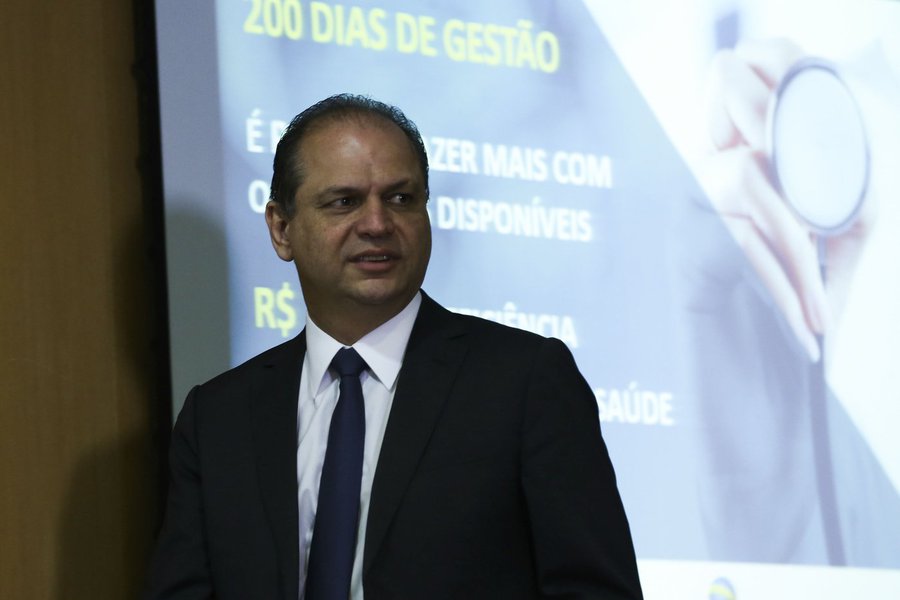 O ministro da Saúde, Ricardo Barros, disse nesta segunda-feira que o combate ao mosquito Aedes aegypti é o maior desafio da saúde brasileira atualmente; em entrevista coletiva em que fez um balanço de seus 200 dias no ministério, Barros reforçou as previsões do governo que apontam para um aumento de casos de infecção pelo vírus Chikungunya, transmitido pelo mosquito, em 2017; "Temos que combater o mosquito. Esse é o grande desafio da saúde até que a gente consiga um controle adequado", avaliou o ministro (Foto: Romulo Faro) O ministro da Saúde, Ricardo Barros, disse nesta segunda-feira que o combate ao mosquito Aedes aegypti é o maior desafio da saúde brasileira atualmente; em entrevista coletiva em que fez um balanço de seus 200 dias no ministério, Barros reforçou as previsões do governo que apontam para um aumento de casos de infecção pelo vírus Chikungunya, transmitido pelo mosquito, em 2017; "Temos que combater o mosquito. Esse é o grande desafio da saúde até que a gente consiga um controle adequado", avaliou o ministro