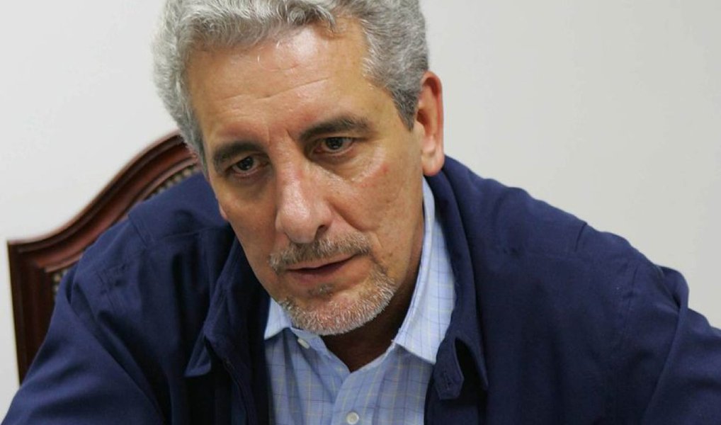 O ex-diretor de Marketing do Banco do Brasil Henrique Pizzolato deixou a prisão de Modena para ser entregue às autoridades brasileiras; expectativa é que ele chegue ao Brasil nesta sexta-feira (24); ele deverá desembarcar em São Paulo e em seguida será transferido para Brasília, onde cumprirá pena de 12,7 anos de prisão por ter sido condenado na Ação Penal 470, o chamado escândalo do mensalão (Foto: Paulo Emílio) O ex-diretor de Marketing do Banco do Brasil Henrique Pizzolato deixou a prisão de Modena para ser entregue às autoridades brasileiras; expectativa é que ele chegue ao Brasil nesta sexta-feira (24); ele deverá desembarcar em São Paulo e em seguida será transferido para Brasília, onde cumprirá pena de 12,7 anos de prisão por ter sido condenado na Ação Penal 470, o chamado escândalo do mensalão