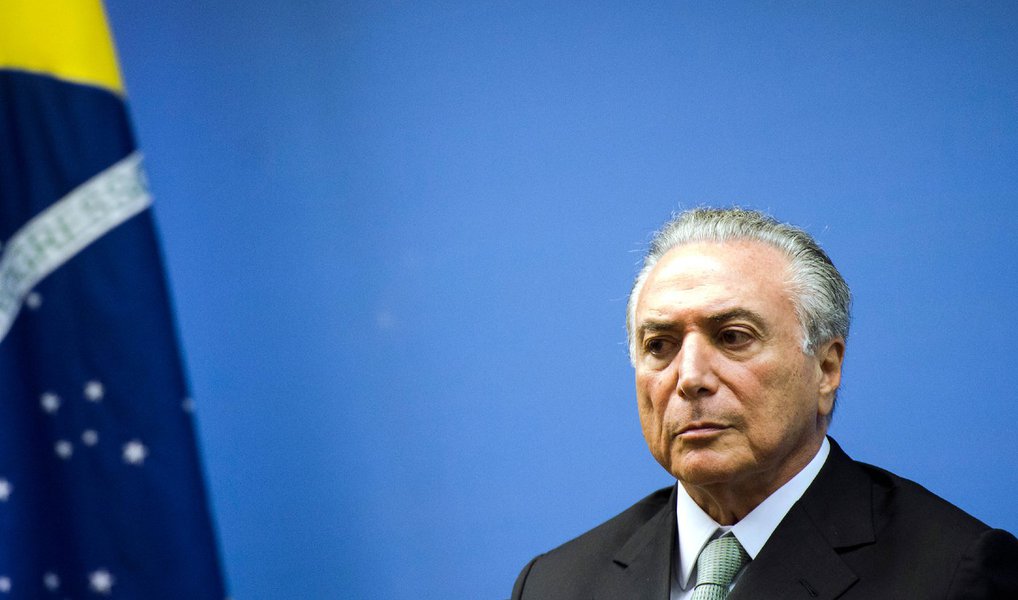"Um político corrupto, golpista, traidor, medíocre, sem nenhuma ideia na cabeça para dirigir o pais é o objetivo maior dos que querem acabar com o que há de democracia no Brasil e entregar de vez o poder nas mãos dos mercados e das corporações midiáticas", critica o sociólogo Emir Sader, colunista do 247, sobre o presidente interino Michel Temer; segundo ele, Temer é "um tipo que vai passar rápido pela história para desaparecer depois de ter prestado o serviço de dar um golpe na democracia e tirar o PT do governo, devolvendo-o aos ricos e poderosos. E, com isso, receber em troca, a absolvição dos seus casos de corrupção" (Foto: Emir Sader) "Um político corrupto, golpista, traidor, medíocre, sem nenhuma ideia na cabeça para dirigir o pais é o objetivo maior dos que querem acabar com o que há de democracia no Brasil e entregar de vez o poder nas mãos dos mercados e das corporações midiáticas", critica o sociólogo Emir Sader, colunista do 247, sobre o presidente interino Michel Temer; segundo ele, Temer é "um tipo que vai passar rápido pela história para desaparecer depois de ter prestado o serviço de dar um golpe na democracia e tirar o PT do governo, devolvendo-o aos ricos e poderosos. E, com isso, receber em troca, a absolvição dos seus casos de corrupção"