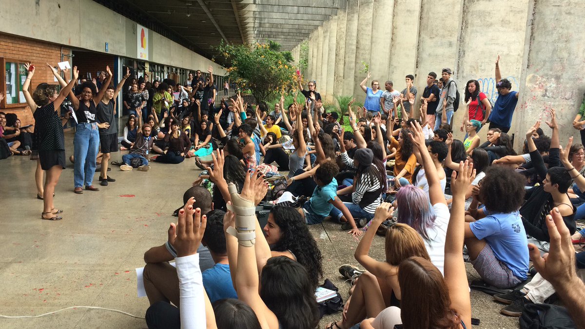 Instituto de Ciência Política da UnB declarou nesta sexta-feira, 11, apoio às manifestações de estudantes que ocupam escolas e universidades em protesto contra a PEC 241 (PEC 55 no Senado); "Em se tratando especificamente da PEC 55, vários estudos recentes vêm demonstrando que tal política trará impactos profundamente negativos para a área social, notadamente a educação e a saúde", disse o instituto em nota (Foto: Aquiles Lins) Instituto de Ciência Política da UnB declarou nesta sexta-feira, 11, apoio às manifestações de estudantes que ocupam escolas e universidades em protesto contra a PEC 241 (PEC 55 no Senado); "Em se tratando especificamente da PEC 55, vários estudos recentes vêm demonstrando que tal política trará impactos profundamente negativos para a área social, notadamente a educação e a saúde", disse o instituto em nota