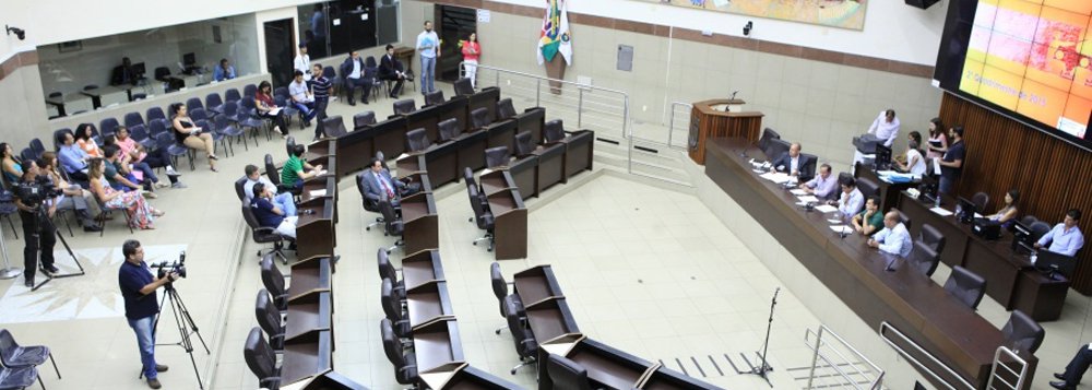 Os gastos realizados pela Câmara de BH nos últimos quatro meses foram apresentados em reunião aberta ao público na segunda-feira; de acordo com o servidor Ronan Colansky, que conduziu a apresentação do relatório, a Casa conta, em 2015, com um orçamento fixado em cerca de R$ 219 milhões; desse montante, 24% (aproximadamente R$ 54 milhões) foram executados no segundo quadrimestre deste ano; ao todo, de janeiro a agosto, 46,5% do orçamento da Casa foi executado (Foto: Romulo Faro) Os gastos realizados pela Câmara de BH nos últimos quatro meses foram apresentados em reunião aberta ao público na segunda-feira; de acordo com o servidor Ronan Colansky, que conduziu a apresentação do relatório, a Casa conta, em 2015, com um orçamento fixado em cerca de R$ 219 milhões; desse montante, 24% (aproximadamente R$ 54 milhões) foram executados no segundo quadrimestre deste ano; ao todo, de janeiro a agosto, 46,5% do orçamento da Casa foi executado