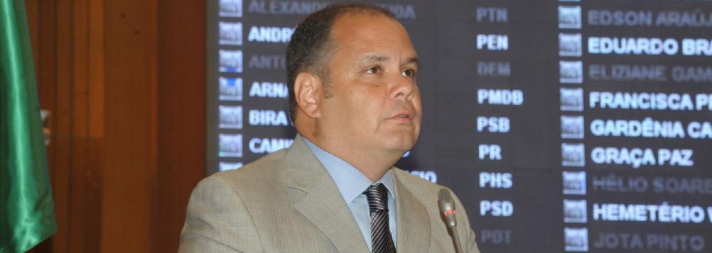 O líder do governo na Assembleia Legislativa e deputado Rogério Cafeteira (PSC) usou a tribuna criticou a forma como a deputada Andrea Murad (PMDB) se posicionou a respeito da operação "Sermão dos Peixes", que investiga o ex-secretário Ricardo Murad; parlamentar disse que "é ultrapassado colocar a culpa no adversário. O Governador não tem qualquer tipo de influência, disso tenho convicção. Ricardo Murad tem uma oportunidade ímpar de colocar tudo em pratos limpos”, ressaltou; Andrea Murad afirmou que disse que há uma "péssima qualidade e descaso de Flávio Dino com a saúde do estado"
(Foto: Leonardo Lucena) O líder do governo na Assembleia Legislativa e deputado Rogério Cafeteira (PSC) usou a tribuna criticou a forma como a deputada Andrea Murad (PMDB) se posicionou a respeito da operação "Sermão dos Peixes", que investiga o ex-secretário Ricardo Murad; parlamentar disse que "é ultrapassado colocar a culpa no adversário. O Governador não tem qualquer tipo de influência, disso tenho convicção. Ricardo Murad tem uma oportunidade ímpar de colocar tudo em pratos limpos”, ressaltou; Andrea Murad afirmou que disse que há uma "péssima qualidade e descaso de Flávio Dino com a saúde do estado"