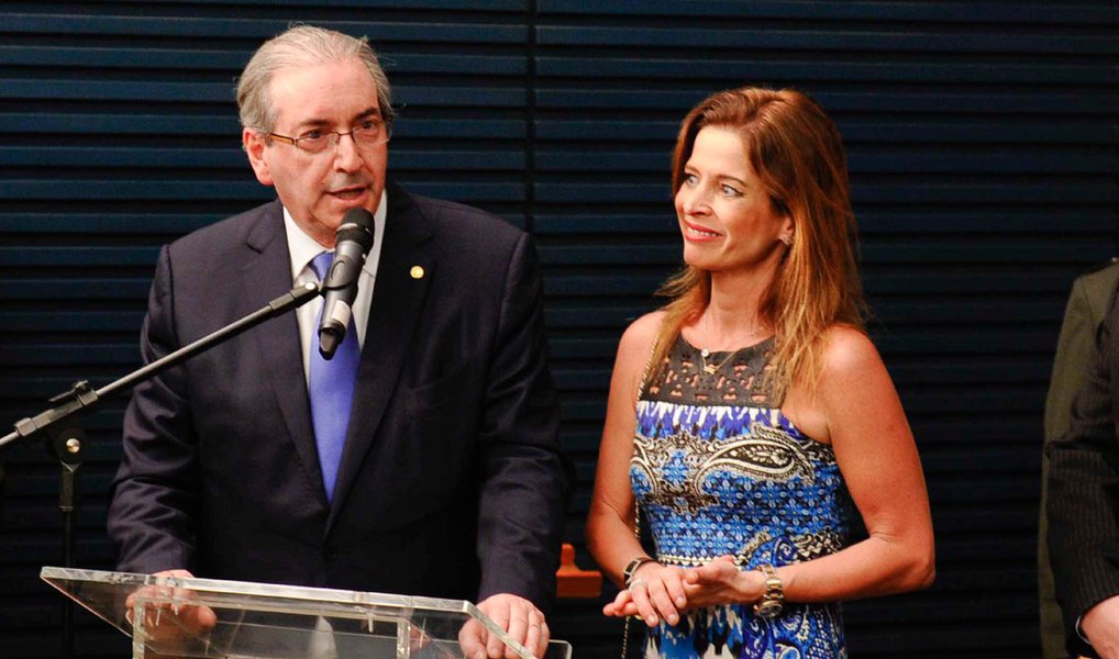 O ministro do Supremo Tribunal Federal Teori Zavaski, responsável pela Operação Lava Jato na Corte, acolheu o pedido do procurador-geral da República, Rodrigo Janot, para que a mulher do deputado federal Eduardo Cunha, a ex-jornalista da Globo Cláudia Cruz, e uma das filhas do casal, Danielle Cunha, sejam julgadas em primeira instância pelo juiz Sérgio Moro; segundo Janot, as duas possuíam contas na Suíça e se beneficiaram do pagamento de 5 milhões de dólares de propinas (Foto: Valter Lima) O ministro do Supremo Tribunal Federal Teori Zavaski, responsável pela Operação Lava Jato na Corte, acolheu o pedido do procurador-geral da República, Rodrigo Janot, para que a mulher do deputado federal Eduardo Cunha, a ex-jornalista da Globo Cláudia Cruz, e uma das filhas do casal, Danielle Cunha, sejam julgadas em primeira instância pelo juiz Sérgio Moro; segundo Janot, as duas possuíam contas na Suíça e se beneficiaram do pagamento de 5 milhões de dólares de propinas