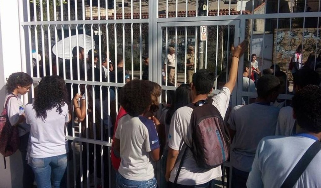 A Justiça do Rio de Janeiro concedeu uma liminar para suspender a reintegração de posse do Colégio Estadual Prefeito Mendes de Moraes, na Ilha do Governador, na zona norte da cidade; a unidade está ocupada por estudantes desde 23 de março, em apoio à greve dos professores da rede estadual; a decisão do desembargador Sérgio Seabra Varella, do plantão judiciário, reverteu o mandado de reintegração de posse concedida pela juíza Neusa Regina Larsen de Alvarenga Leite, da 14ª Vara de Fazenda Pública do Rio (Foto: Leonardo Lucena) A Justiça do Rio de Janeiro concedeu uma liminar para suspender a reintegração de posse do Colégio Estadual Prefeito Mendes de Moraes, na Ilha do Governador, na zona norte da cidade; a unidade está ocupada por estudantes desde 23 de março, em apoio à greve dos professores da rede estadual; a decisão do desembargador Sérgio Seabra Varella, do plantão judiciário, reverteu o mandado de reintegração de posse concedida pela juíza Neusa Regina Larsen de Alvarenga Leite, da 14ª Vara de Fazenda Pública do Rio