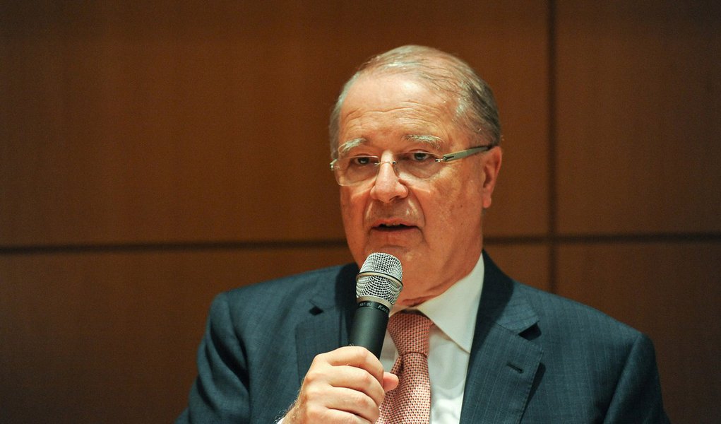 Segundo o embaixador do Brasil em Washington, Sérgio Amaral, que foi ministro de Desenvolvimento, Indústria e Comércio no governo Fernando Henrique Cardoso (1995-2002), com a crise, mais pessoas tentam ir para os EUA trabalhar e mais vistos são negados, aumentando a taxa de rejeição do país; "Se antes já era difícil conseguir a isenção de vistos, agora essa dificuldade é maior", disse (Foto: Roberta Namour) Segundo o embaixador do Brasil em Washington, Sérgio Amaral, que foi ministro de Desenvolvimento, Indústria e Comércio no governo Fernando Henrique Cardoso (1995-2002), com a crise, mais pessoas tentam ir para os EUA trabalhar e mais vistos são negados, aumentando a taxa de rejeição do país; "Se antes já era difícil conseguir a isenção de vistos, agora essa dificuldade é maior", disse