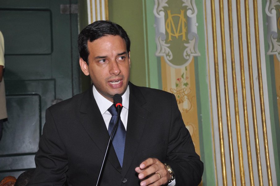 Líder do DEM na Câmara, o vereador Leo Prates rebate a investida do colega José Trindade (PSL), que disse que "o prefeito ACM Neto é ingrato com a presidente Dilma Rousseff"; Prates diz que Dilma é quem é "ingrata" com Salvador, por, segundo ele, atrasar os repasses necessários para que o governo municipal inicie as obras do BRT, por exemplo; "Ao contrário do que disse o vereador José Trindade, se houve alguma ingratidão, esta foi cometida pela presidente Dilma Rousseff e com Salvador. Ela veio pra cá, esculhambou o prefeito ACM Neto em 2012, travou o BRT, está atrasando os repasses obrigatórios da saúde e da educação, forçando o município a financiar o governo federal" (Foto: Romulo Faro) Líder do DEM na Câmara, o vereador Leo Prates rebate a investida do colega José Trindade (PSL), que disse que "o prefeito ACM Neto é ingrato com a presidente Dilma Rousseff"; Prates diz que Dilma é quem é "ingrata" com Salvador, por, segundo ele, atrasar os repasses necessários para que o governo municipal inicie as obras do BRT, por exemplo; "Ao contrário do que disse o vereador José Trindade, se houve alguma ingratidão, esta foi cometida pela presidente Dilma Rousseff e com Salvador. Ela veio pra cá, esculhambou o prefeito ACM Neto em 2012, travou o BRT, está atrasando os repasses obrigatórios da saúde e da educação, forçando o município a financiar o governo federal"