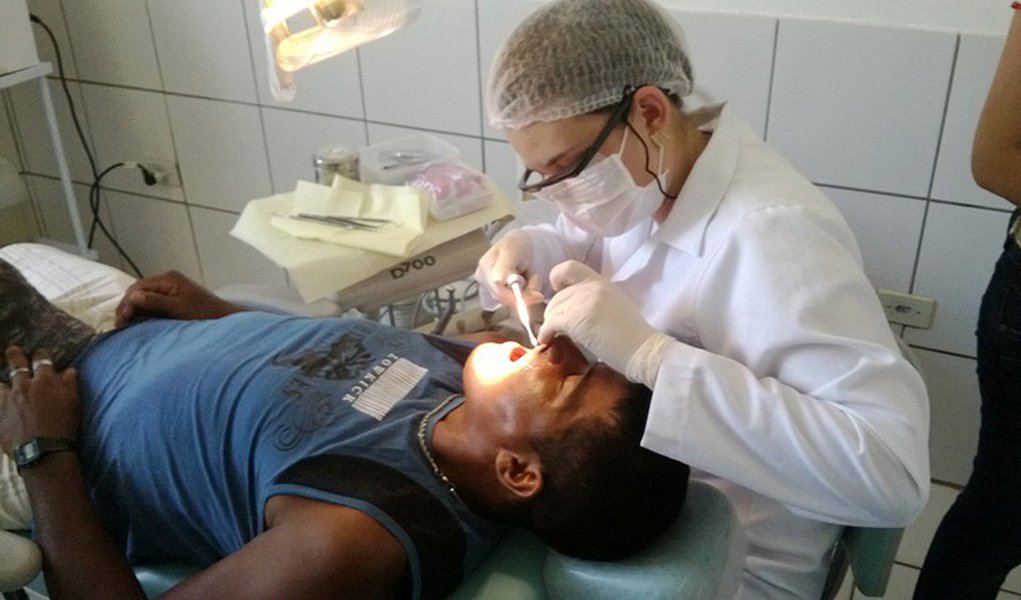 O Piauí vai dispor de quatro Centros Estaduais de Especialidades Odontológicas (CEOs), que serão implantados nos municípios de Floriano, Picos, Parnaíba e Bom Jesus e terão gestão estadual; o projeto foi solicitado no início de 2016 pela Secretaria de Estado da Saúde (Sesapi) ao Ministério da Saúde; para a implantação dos centros de especialidades odontológicas, serão disponibilizados de R$ 120.000 para cada um dos CEO, que poderão ter de sete a 11 consultórios odontológicos; para o funcionamento desses espaços de saúde, vão dispor mensalmente de custeio federal de R$ 19.750, e contrapartida de R$ 10 mil da Secretaria de Estado da Saúde (Foto: Leonardo Lucena) O Piauí vai dispor de quatro Centros Estaduais de Especialidades Odontológicas (CEOs), que serão implantados nos municípios de Floriano, Picos, Parnaíba e Bom Jesus e terão gestão estadual; o projeto foi solicitado no início de 2016 pela Secretaria de Estado da Saúde (Sesapi) ao Ministério da Saúde; para a implantação dos centros de especialidades odontológicas, serão disponibilizados de R$ 120.000 para cada um dos CEO, que poderão ter de sete a 11 consultórios odontológicos; para o funcionamento desses espaços de saúde, vão dispor mensalmente de custeio federal de R$ 19.750, e contrapartida de R$ 10 mil da Secretaria de Estado da Saúde