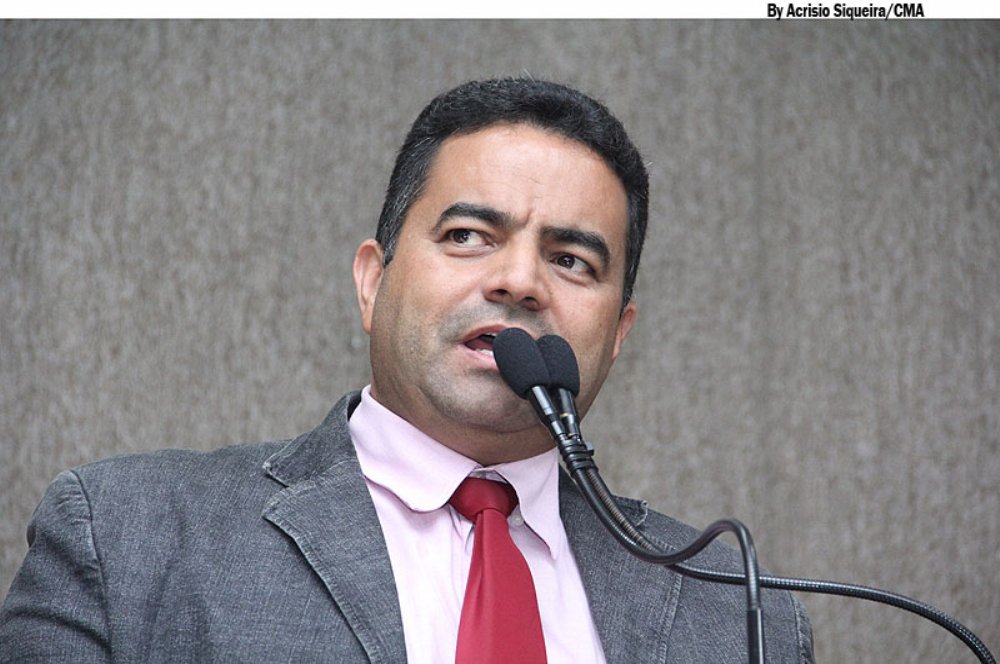 O vereador Jailton Santana (PSDB) reassumiu nesta terça (29) o seu mandato em Aracaju, após ficar afastado em decorrência da decisão judicial que afastou parlamentares envolvidos no desvio de verbas indenizatórias; Jailton disse que espera exercer o mandato até o dia 31 de dezembro e provar sua inocência; “Aqui estamos para cumprir nosso papel, que vai até 31 de dezembro. Espero chegar até o fim do meu mandato pela porta da frente, do mesmo modo que entrei. Num primeiro instante, os advogados mostraram no processo que deixamos de utilizar as verbas indenizatórias do mês de março", afirmou (Foto: Valter Lima) O vereador Jailton Santana (PSDB) reassumiu nesta terça (29) o seu mandato em Aracaju, após ficar afastado em decorrência da decisão judicial que afastou parlamentares envolvidos no desvio de verbas indenizatórias; Jailton disse que espera exercer o mandato até o dia 31 de dezembro e provar sua inocência; “Aqui estamos para cumprir nosso papel, que vai até 31 de dezembro. Espero chegar até o fim do meu mandato pela porta da frente, do mesmo modo que entrei. Num primeiro instante, os advogados mostraram no processo que deixamos de utilizar as verbas indenizatórias do mês de março", afirmou