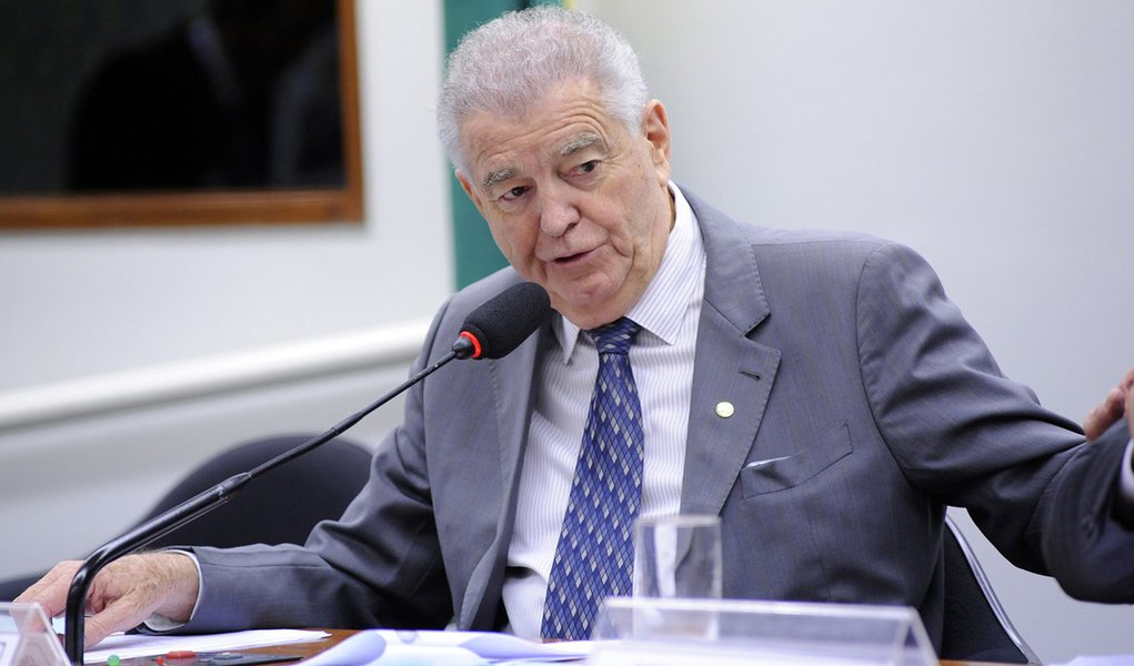 Jornalista Fernando Brito, do Tijolaço, destaca trecho de reportagem do Globo que aponta que o deputado Nélson Marquezelli (PTB-SP), que ficou conhecido por dizer que "quem não tem dinheiro não tem de fazer faculdade", ao defender a PEC 241, "é o mesmo que, três anos atrás, queria, como procurador da Câmara dos Deputados, 'distribuir passagens aéreas, de ida e volta, para esposas e filhos dependentes, nos trechos entre o estado de origem do parlamentar e Brasília'" (Foto: Gisele Federicce) Jornalista Fernando Brito, do Tijolaço, destaca trecho de reportagem do Globo que aponta que o deputado Nélson Marquezelli (PTB-SP), que ficou conhecido por dizer que "quem não tem dinheiro não tem de fazer faculdade", ao defender a PEC 241, "é o mesmo que, três anos atrás, queria, como procurador da Câmara dos Deputados, 'distribuir passagens aéreas, de ida e volta, para esposas e filhos dependentes, nos trechos entre o estado de origem do parlamentar e Brasília'"