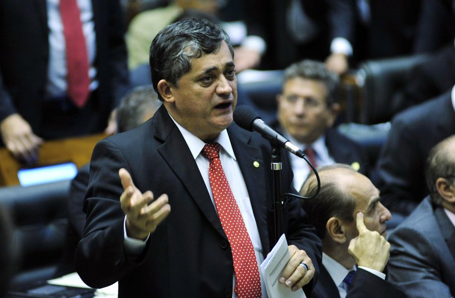 O líder do governo na Câmara dos Deputados, José Guimarães (PT-CE), durante as comemorações do Dia do Trabalho, afirmou que se houver golpe “não vamos deixar Temer governar” porque o vice não tem legitimidade e não recebeu votos para ser presidente do Brasil; ele disse, ainda, que o processo de impeachment d presidente Dilma Rousseff (PT) é golpe e que os golpistas serão derrubados (Foto: Voney Malta) O líder do governo na Câmara dos Deputados, José Guimarães (PT-CE), durante as comemorações do Dia do Trabalho, afirmou que se houver golpe “não vamos deixar Temer governar” porque o vice não tem legitimidade e não recebeu votos para ser presidente do Brasil; ele disse, ainda, que o processo de impeachment d presidente Dilma Rousseff (PT) é golpe e que os golpistas serão derrubados