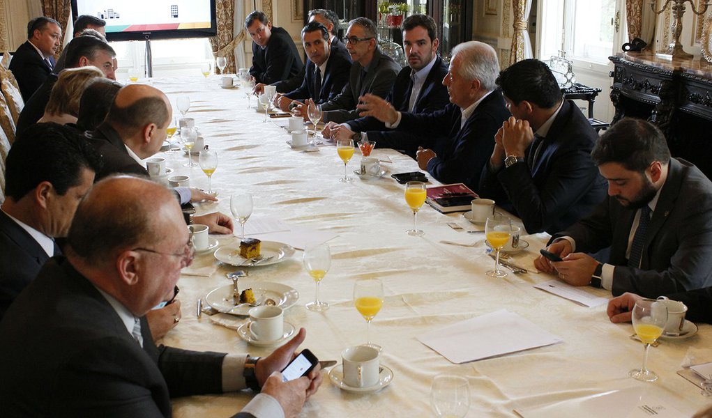 O projeto de lei que cria o Programa de Aproveitamento e Gestão dos Imóveis no Rio Grande do Sul foi tema de reunião entre governo do Estado e líderes de partidos e líderes de bancadas da base aliada na Assembleia, no Palácio Piratini; a proposta do Executivo é permitir uma gestão mais eficiente dos milhares de imóveis de propriedade do Estado, que podem ser alienados em leilões e permutados por outros imóveis ou por área construída; o estado acumula despesas anuais de aproximadamente R$ 50 milhões com aluguel de imóveis para alojar parte de suas unidades administrativas (Foto: Leonardo Lucena) O projeto de lei que cria o Programa de Aproveitamento e Gestão dos Imóveis no Rio Grande do Sul foi tema de reunião entre governo do Estado e líderes de partidos e líderes de bancadas da base aliada na Assembleia, no Palácio Piratini; a proposta do Executivo é permitir uma gestão mais eficiente dos milhares de imóveis de propriedade do Estado, que podem ser alienados em leilões e permutados por outros imóveis ou por área construída; o estado acumula despesas anuais de aproximadamente R$ 50 milhões com aluguel de imóveis para alojar parte de suas unidades administrativas