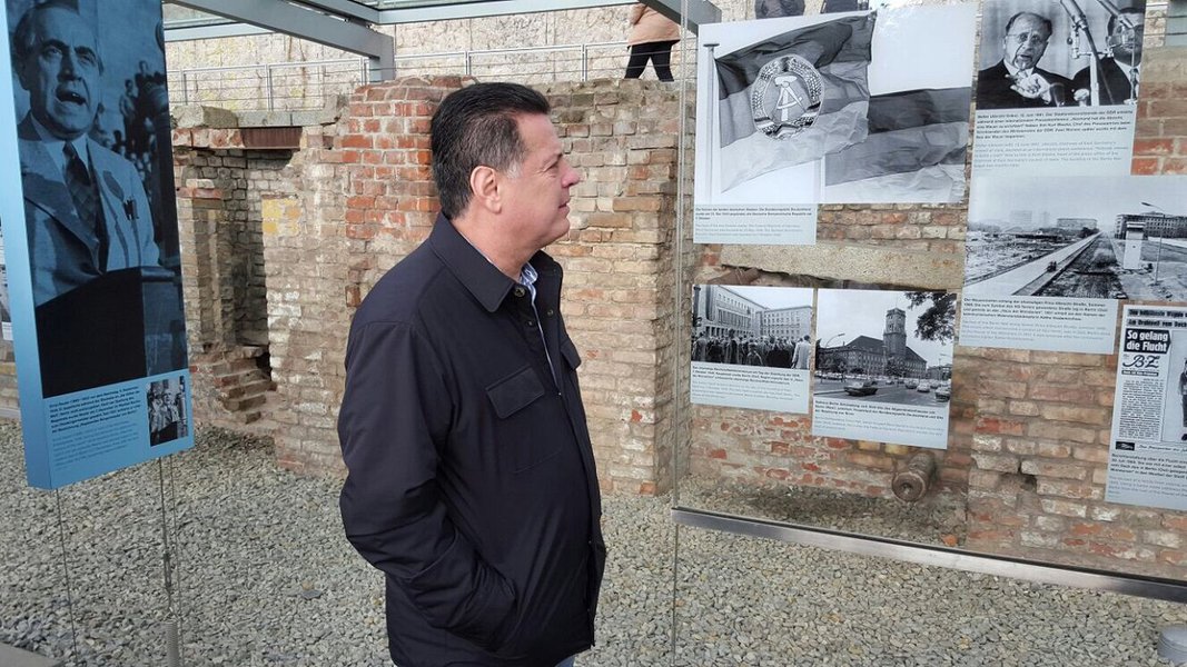 Governador já tinha ido ao Muro em outra ocasião, mas disse que rever a estrutura que dividiu o mundo em dois durante a Guerra Fria novamente o emocionou; "Passados 26 anos de sua queda, já não conseguimos mais conceber o mundo nessa lógica”, disse; ao visitar o Memorial do Holocausto, que o governador ainda não conhecia, ele falou da força da representação das dezenas de lápides de todos os tamanhos, que rememoram a história dos milhões de judeus que foram mortos vítimas do nazismo durante a Segunda Guerra Mundial, de 1939 a 1945 (Foto: Realle Palazzo-Martini) Governador já tinha ido ao Muro em outra ocasião, mas disse que rever a estrutura que dividiu o mundo em dois durante a Guerra Fria novamente o emocionou; "Passados 26 anos de sua queda, já não conseguimos mais conceber o mundo nessa lógica”, disse; ao visitar o Memorial do Holocausto, que o governador ainda não conhecia, ele falou da força da representação das dezenas de lápides de todos os tamanhos, que rememoram a história dos milhões de judeus que foram mortos vítimas do nazismo durante a Segunda Guerra Mundial, de 1939 a 1945