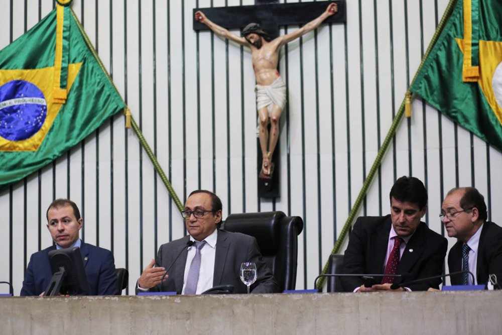Os deputados estaduais do Ceará não conseguiram concluir a votação da Lei Orçamentária Anual; por conta disso, as atividades do Legislativo estão prorrogadas; as emendas parlamentares propostas pelos deputados sequer ainda foram apreciadas, o que deve ocorre nesta terça-feira (27) após decisão na Comissão de Constituição e Justiça e na de Orçamento para que haja votação em Plenário (Foto: Voney Malta) Os deputados estaduais do Ceará não conseguiram concluir a votação da Lei Orçamentária Anual; por conta disso, as atividades do Legislativo estão prorrogadas; as emendas parlamentares propostas pelos deputados sequer ainda foram apreciadas, o que deve ocorre nesta terça-feira (27) após decisão na Comissão de Constituição e Justiça e na de Orçamento para que haja votação em Plenário
