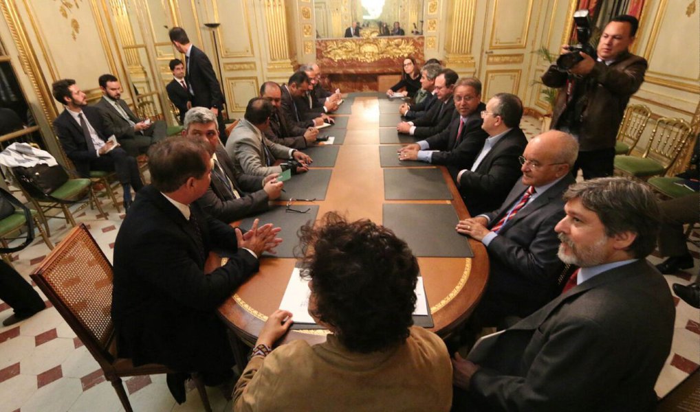 Governador Marcelo Miranda (PMDB) se reuniu com outros governadores brasileiros e com a ministra do Meio Ambiente, Izabela Teixeira, para debater ações de combate ao desmatamento, durante a Conferência do Clima (COP-21), em Paris; "Estamos desenvolvendo estratégias para que esse trabalho possa chegar também aos pequenos e médios agricultores, eles precisam saber que também podem ganhar com a preservação ambiental", disse o governador (Foto: Aquiles Lins) Governador Marcelo Miranda (PMDB) se reuniu com outros governadores brasileiros e com a ministra do Meio Ambiente, Izabela Teixeira, para debater ações de combate ao desmatamento, durante a Conferência do Clima (COP-21), em Paris; "Estamos desenvolvendo estratégias para que esse trabalho possa chegar também aos pequenos e médios agricultores, eles precisam saber que também podem ganhar com a preservação ambiental", disse o governador
