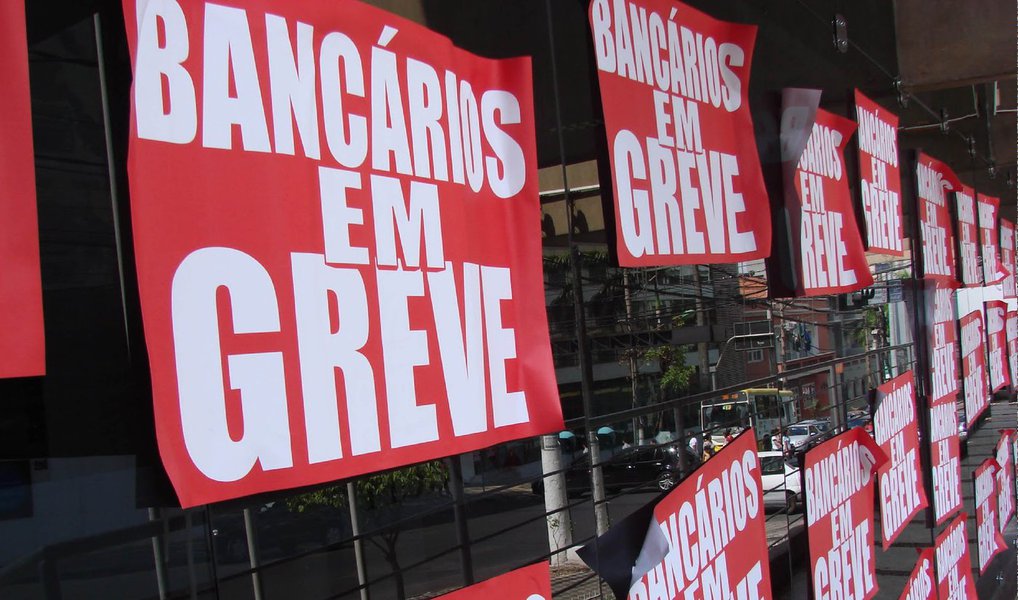 Integrantes do Comando Nacional de Greve dos Bancários estão reunidos em São Paulo para avaliar a nova proposta da Federação Nacional dos Bancos (Fenaban), de aumento salarial de 10% e reajuste de 14% sobre os vales-refeição e alimentação; oferta patronal foi apresentada hoje (23), em rodada de negociações em São Paulo; greve dos bancários já chegou ao 18º dia de greve; categoria reivindicava reajuste de 16% (Foto: Aquiles Lins) Integrantes do Comando Nacional de Greve dos Bancários estão reunidos em São Paulo para avaliar a nova proposta da Federação Nacional dos Bancos (Fenaban), de aumento salarial de 10% e reajuste de 14% sobre os vales-refeição e alimentação; oferta patronal foi apresentada hoje (23), em rodada de negociações em São Paulo; greve dos bancários já chegou ao 18º dia de greve; categoria reivindicava reajuste de 16%