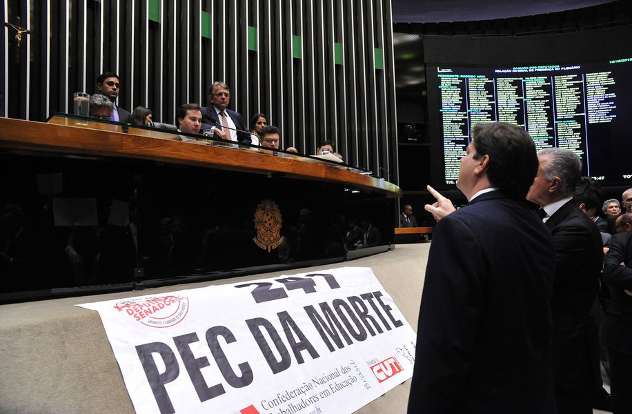 Com a aprovação ontem, em primeiro turno, da PEC 241 que limita os gastos públicos pelos próximos 20 anos, os movimentos sociais se organizam para lutar contra a aprovação final do projeto. No Ceará, o presidente estadual da CT, Will Pereira, aguarda os encaminhamentos que serão dados pela direção nacional da Central, que estará reunida hoje, à tarde em São Paulo, para discutir o calendário de luta. Grupos organizados autônomos estão convocando pelo Facebook, o "Ato Contra a PEC 241", no Centro Cultural Dragão do Mar, no próximo dia 22, a partir das 16 horas (Foto: Fatima 247) Com a aprovação ontem, em primeiro turno, da PEC 241 que limita os gastos públicos pelos próximos 20 anos, os movimentos sociais se organizam para lutar contra a aprovação final do projeto. No Ceará, o presidente estadual da CT, Will Pereira, aguarda os encaminhamentos que serão dados pela direção nacional da Central, que estará reunida hoje, à tarde em São Paulo, para discutir o calendário de luta. Grupos organizados autônomos estão convocando pelo Facebook, o "Ato Contra a PEC 241", no Centro Cultural Dragão do Mar, no próximo dia 22, a partir das 16 horas