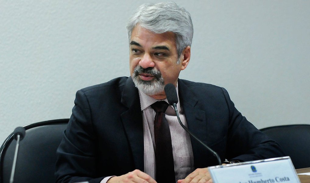 "Para se caracterizar um crime de responsabilidade de um presidente da República, é necessário que haja sua participação direta. Mas quando vem um parecer e afirma claramente que não há participação direta da presidente no Plano Safra, essa denúncia, que já era frágil, se torna um pretexto para afastar uma presidente eleita pelo povo", afirmou o senador nesta segunda-feira 27, após a entrega do parecer da Junta pericial do Senado, a pedido da defesa (Foto: Gisele Federicce) "Para se caracterizar um crime de responsabilidade de um presidente da República, é necessário que haja sua participação direta. Mas quando vem um parecer e afirma claramente que não há participação direta da presidente no Plano Safra, essa denúncia, que já era frágil, se torna um pretexto para afastar uma presidente eleita pelo povo", afirmou o senador nesta segunda-feira 27, após a entrega do parecer da Junta pericial do Senado, a pedido da defesa