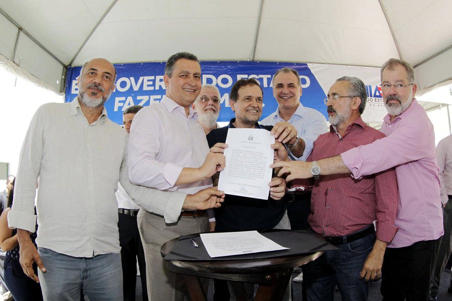 O governador Rui Costa anunciou na manhã desta segunda-feira em Camaçari que autorizou a construção de duas escolas na cidade; com investimento de R$ 5,4 milhões, as unidades de ensino vão funcionar nos distritos de Monte Gordo e Arembepe, no litoral do município; em Arembepe, o Colégio Estadual Professora Nadir Araújo Copque vai funcionar em sede própria, assim como Colégio Estadual de Monte Gordo; "Cada uma das escolas terá equipamentos, incluindo quadra coberta biblioteca, oito salas, enfim, estrutura completa, para dar mais qualidade de ensino aos jovens do litoral de Camaçari", disse Rui (Foto: Romulo Faro) O governador Rui Costa anunciou na manhã desta segunda-feira em Camaçari que autorizou a construção de duas escolas na cidade; com investimento de R$ 5,4 milhões, as unidades de ensino vão funcionar nos distritos de Monte Gordo e Arembepe, no litoral do município; em Arembepe, o Colégio Estadual Professora Nadir Araújo Copque vai funcionar em sede própria, assim como Colégio Estadual de Monte Gordo; "Cada uma das escolas terá equipamentos, incluindo quadra coberta biblioteca, oito salas, enfim, estrutura completa, para dar mais qualidade de ensino aos jovens do litoral de Camaçari", disse Rui