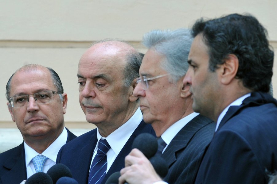 Divididos em projetos eleitorais distintos, os tucanos emplumados Fernando Henrique Cardoso, Aécio Neves, Geraldo Alckmin e José Serra tentariam chegar a um acordo para que o PSDB auxilie na deposição da presidente Dilma e impeça o avanço do PMDB do vice Michel Temer; segundo o Painel da Folha, FHC, que até então tinha uma posição moderada sobre o impeachment, tem dito que o governo federal acabou; já o Planalto faz piada com a desunião tucana; “Nem Dilma é capaz de mudar isso”, teria dito um ministro (Foto: Realle Palazzo-Martini) Divididos em projetos eleitorais distintos, os tucanos emplumados Fernando Henrique Cardoso, Aécio Neves, Geraldo Alckmin e José Serra tentariam chegar a um acordo para que o PSDB auxilie na deposição da presidente Dilma e impeça o avanço do PMDB do vice Michel Temer; segundo o Painel da Folha, FHC, que até então tinha uma posição moderada sobre o impeachment, tem dito que o governo federal acabou; já o Planalto faz piada com a desunião tucana; “Nem Dilma é capaz de mudar isso”, teria dito um ministro