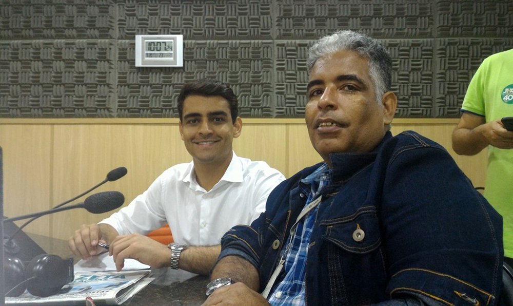 Sabatina promovida pela Rádio Gazeta AM, o candidato a prefeito, João Henrique Caldas, o JHC (PSB), prometeu que, caso eleito, irá implantar um modelo de gerenciamento que permita a realização de consultas médicas até as 21h; "Muita gente que trabalha durante o dia poderá ser atendida à noite. Isso vai diminuir as filas e o tempo de espera. Claro que, para tal, será necessário aumentar as equipes. Também vamos racionalizar o atendimento, por meio de um consórcio publico que vai baratear o custo de medicamentos", garantiu; JHC destacou, ainda, que os problemas relativos à saúde pública não passam pelos médicos (Foto: Voney Malta) Sabatina promovida pela Rádio Gazeta AM, o candidato a prefeito, João Henrique Caldas, o JHC (PSB), prometeu que, caso eleito, irá implantar um modelo de gerenciamento que permita a realização de consultas médicas até as 21h; "Muita gente que trabalha durante o dia poderá ser atendida à noite. Isso vai diminuir as filas e o tempo de espera. Claro que, para tal, será necessário aumentar as equipes. Também vamos racionalizar o atendimento, por meio de um consórcio publico que vai baratear o custo de medicamentos", garantiu; JHC destacou, ainda, que os problemas relativos à saúde pública não passam pelos médicos