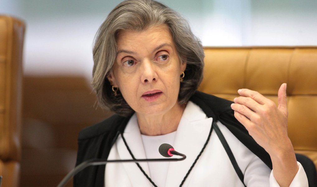 "O Brasil pode ter a mais absoluta segurança de que nós não interferimos em nada que não seja a obrigação de dar cumprimento à Constituição. Tudo que seja dos outros poderes, nós não entramos", disse a ministra do STF, sobre as liminares que barraram o rito para um processo de impeachment no Congresso; em discurso ao receber um prêmio da Associação Nacional de Jornais (ANJ), ela disse que o Brasil vive em "Estado democrático em sofrimento" e precisa de união (Foto: Paulo Emílio) "O Brasil pode ter a mais absoluta segurança de que nós não interferimos em nada que não seja a obrigação de dar cumprimento à Constituição. Tudo que seja dos outros poderes, nós não entramos", disse a ministra do STF, sobre as liminares que barraram o rito para um processo de impeachment no Congresso; em discurso ao receber um prêmio da Associação Nacional de Jornais (ANJ), ela disse que o Brasil vive em "Estado democrático em sofrimento" e precisa de união