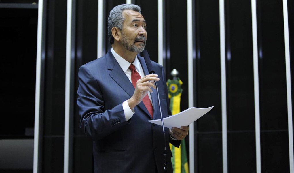O presidente do PT em Alagoas, deputado federal Paulão, avaliou que a abertura do pedido de impeachment da presidente Dilma é um ato de retaliação; Paulão explicou que o presidente da Câmara, Eduardo Cunha (PMDB-RJ), não tem o poder de dar continuidade ao processo de impeachment: "O ministro do Supremo Tribunal Federal, Marco Aurélio Mello, declarou que o presidente da Câmara só pode apresentar um parecer. O pedido deverá ser analisado por uma comissão. E caberá a essa comissão aceitar ou não" (Foto: Voney Malta) O presidente do PT em Alagoas, deputado federal Paulão, avaliou que a abertura do pedido de impeachment da presidente Dilma é um ato de retaliação; Paulão explicou que o presidente da Câmara, Eduardo Cunha (PMDB-RJ), não tem o poder de dar continuidade ao processo de impeachment: "O ministro do Supremo Tribunal Federal, Marco Aurélio Mello, declarou que o presidente da Câmara só pode apresentar um parecer. O pedido deverá ser analisado por uma comissão. E caberá a essa comissão aceitar ou não"
