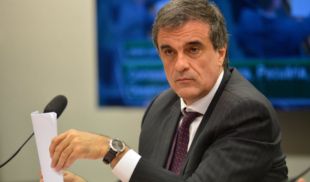 Ministro da Justiça, José Eduardo Cardozo, foi internado no Hospital Sírio-Libanês, em São Paulo, para a realização de um tratamento complementar à cirurgia a que foi submetido há alguns meses para a retirada de um câncer na tireoide; ele deverá passar três dias em isolamento total por exigência do procedimento (Foto: Paulo Emílio) Ministro da Justiça, José Eduardo Cardozo, foi internado no Hospital Sírio-Libanês, em São Paulo, para a realização de um tratamento complementar à cirurgia a que foi submetido há alguns meses para a retirada de um câncer na tireoide; ele deverá passar três dias em isolamento total por exigência do procedimento