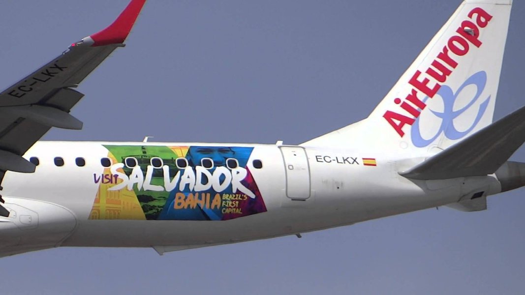 A Air Europa, companhia aérea espanhola, anuncia que vai investir cerca de R$ 6 milhões na promoção do destino da capital baiana; a empresa foi uma das patrocinadoras da 6ª edição do Inter Business Tênnis, realizado nos dias 27, 28 e 29 de novembro, no Deville Prime Hotel; a companhia aérea oficial do Carnaval de Salvador 2016 aumentou de três para 14 o número de voos diretos semanais a partir do Aeroporto Internacional Deputado Luís Eduardo Magalhães (Foto: Romulo Faro) A Air Europa, companhia aérea espanhola, anuncia que vai investir cerca de R$ 6 milhões na promoção do destino da capital baiana; a empresa foi uma das patrocinadoras da 6ª edição do Inter Business Tênnis, realizado nos dias 27, 28 e 29 de novembro, no Deville Prime Hotel; a companhia aérea oficial do Carnaval de Salvador 2016 aumentou de três para 14 o número de voos diretos semanais a partir do Aeroporto Internacional Deputado Luís Eduardo Magalhães