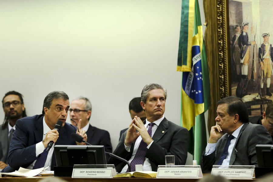 "Placar na Comissão não deve esconder a realidade política dos últimos dias: desmoralizado como uma proposta golpista, o projeto de impeachment sem prova contra Dilma Rousseff enfrenta uma resistência cada vez maior no país, como se vê nas manifestações de rua, na derrocada dos principais líderes do PSDB e do PMDB nas pesquisas de opinião. O confronto entre José Eduardo Cardozo e Jovair Arantes, horas antes da votação, deixou claro quem argumenta com base na razão e na lucidez, elementos indispensáveis para derrotar o golpe neste domingo", argumenta o colunista Paulo Moreira Leite; leia a íntegra (Foto: Paulo Moreira Leite) "Placar na Comissão não deve esconder a realidade política dos últimos dias: desmoralizado como uma proposta golpista, o projeto de impeachment sem prova contra Dilma Rousseff enfrenta uma resistência cada vez maior no país, como se vê nas manifestações de rua, na derrocada dos principais líderes do PSDB e do PMDB nas pesquisas de opinião. O confronto entre José Eduardo Cardozo e Jovair Arantes, horas antes da votação, deixou claro quem argumenta com base na razão e na lucidez, elementos indispensáveis para derrotar o golpe neste domingo", argumenta o colunista Paulo Moreira Leite; leia a íntegra
