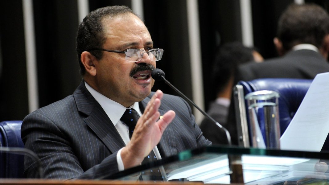 Presidente interino da Câmara, Waldir Maranhão (PP-MA), disse em nota que é "absolutamente normal", dentro de um procedimento investigatório, o pedido de quebra de sigilo de seus dados bancários; "O deputado está absolutamente tranquilo sobre a investigação. Quanto mais se investigar, mais se concluirá pela absolvição", diz a nota; ministro Marco Aurélio, do STF, atendeu a um pedido feito pela Procuradoria-Geral da República; Maranhão foi citado em uma delação premiada e haveria "fortes indícios" a respeito de seu envolvimento em irregularidades com regimes de previdência (Foto: Aquiles Lins) Presidente interino da Câmara, Waldir Maranhão (PP-MA), disse em nota que é "absolutamente normal", dentro de um procedimento investigatório, o pedido de quebra de sigilo de seus dados bancários; "O deputado está absolutamente tranquilo sobre a investigação. Quanto mais se investigar, mais se concluirá pela absolvição", diz a nota; ministro Marco Aurélio, do STF, atendeu a um pedido feito pela Procuradoria-Geral da República; Maranhão foi citado em uma delação premiada e haveria "fortes indícios" a respeito de seu envolvimento em irregularidades com regimes de previdência