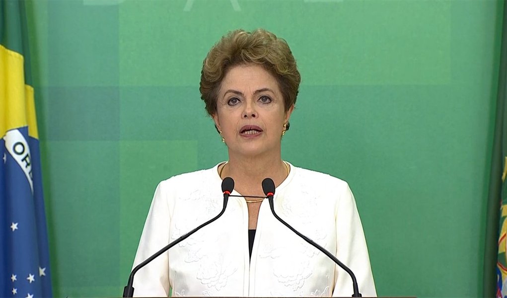 Após o presidente da Câmara dos Deputados, Eduardo Cunha (PMDB-RJ), anunciar que aceitou pedido de impeachment nesta quarta (2), a presidente Dilma Rousseff afirmou que recebeu com "indignação" a decisão do peemedebista; a presidente foi dura na crítica a Cunha, mesmo sem citá-lo diretamente; "Não possuo conta no exterior, nunca coagi instituições ou pessoas, nunca escondi dinheiro. Meu passado e presente atestam meu respeito à lei e à coisa pública", disse; segundo ela, "são inconsistentes e improcedentes as razões que fundamentaram esse pedido"; "Não existe nenhum ato ilícito praticado por mim, não paira contra mim nenhuma suspeita e desvio de dinheiro público", acrescentou (Foto: Valter Lima) www.brasil247.com - Após o presidente da Câmara dos Deputados, Eduardo Cunha (PMDB-RJ), anunciar que aceitou pedido de impeachment nesta quarta (2), a presidente Dilma Rousseff afirmou que recebeu com "indignação" a decisão do peemedebista; a presidente foi dura na crítica a Cunha, mesmo sem citá-lo diretamente; "Não possuo conta no exterior, nunca coagi instituições ou pessoas, nunca escondi dinheiro. Meu passado e presente atestam meu respeito à lei e à coisa pública", disse; segundo ela, "são inconsistentes e improcedentes as razões que fundamentaram esse pedido"; "Não existe nenhum ato ilícito praticado por mim, não paira contra mim nenhuma suspeita e desvio de dinheiro público", acrescentou