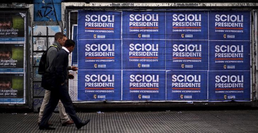 Pedestres passam por propaganda eleitoral em Buenos Aires, na Argentina. 19/10/2015 REUTERS/Marcos Brindicci (Foto: Paulo Emílio) Pedestres passam por propaganda eleitoral em Buenos Aires, na Argentina. 19/10/2015 REUTERS/Marcos Brindicci