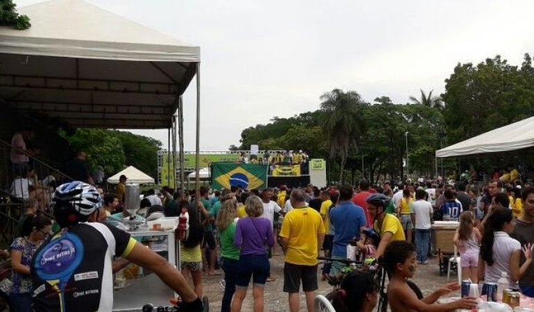 Vestidos de verde e amarelo, e portando faixas e cartazes com palavras de ordem e protesto contra o Congresso Nacional, os manifestantes se reuniram na Praça dos Girassois, no centro de Palmas, nesse domingo; Políticos tocantinenses como o governador Marcelo Miranda (PMDB), o prefeito Carlos Amastha (PSB) e deputados que votaram a favor das mudanças no projeto de dez medidas contra a corrupção, propostas pelo Ministério Público Federal, também foram alvos dos manifestantes; em Araguaína, o ato se iniciou em frente à sede do Ministério Público Federal e os manifestantes seguiram pelas ruas até o Parque Cimba (Foto: Aquiles Lins) Vestidos de verde e amarelo, e portando faixas e cartazes com palavras de ordem e protesto contra o Congresso Nacional, os manifestantes se reuniram na Praça dos Girassois, no centro de Palmas, nesse domingo; Políticos tocantinenses como o governador Marcelo Miranda (PMDB), o prefeito Carlos Amastha (PSB) e deputados que votaram a favor das mudanças no projeto de dez medidas contra a corrupção, propostas pelo Ministério Público Federal, também foram alvos dos manifestantes; em Araguaína, o ato se iniciou em frente à sede do Ministério Público Federal e os manifestantes seguiram pelas ruas até o Parque Cimba