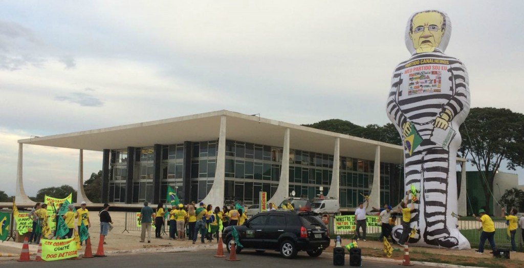 Surge, sem querer, uma luz no fim do túnel. Se o nosso estimado senador Jorge Viana for o homem digno e íntegro que imaginamos ser... e se ele, agora como presidente do Senado Federal "atrapalhar" o quanto possível a votação da malfadada PEC 55 (a 241 também), teremos duas certezas bem ralas (Foto: Marconi Moura de Lima Burum) Surge, sem querer, uma luz no fim do túnel. Se o nosso estimado senador Jorge Viana for o homem digno e íntegro que imaginamos ser... e se ele, agora como presidente do Senado Federal "atrapalhar" o quanto possível a votação da malfadada PEC 55 (a 241 também), teremos duas certezas bem ralas