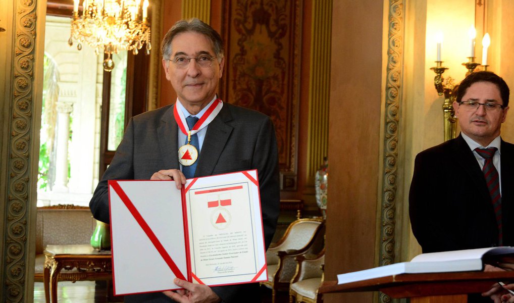 O governador de Minas Gerais, Fernando Pimentel, foi agraciado, no Palácio da Liberdade, com a Medalha do Mérito da Advocacia Geral do Estado de Minas Gerais; a comenda é destinada às personalidades físicas e jurídicas que se destacaram por seus relevantes serviços prestados à advocacia pública e à Advocacia Geral do Estado (AGE), ou que contribuíram para o seu engrandecimento; "É uma medalha importante para a AGE, para os procuradores, para o Estado e para mim. Tenho aprendido nesses anos com os procuradores. Parabenizo o doutor Onofre Alves Batista (advogado-geral do Estado) pelo trabalho excelente do qual sou testemunha. Tem sido uma referência, um exemplo", afirmou (Foto: Leonardo Lucena) O governador de Minas Gerais, Fernando Pimentel, foi agraciado, no Palácio da Liberdade, com a Medalha do Mérito da Advocacia Geral do Estado de Minas Gerais; a comenda é destinada às personalidades físicas e jurídicas que se destacaram por seus relevantes serviços prestados à advocacia pública e à Advocacia Geral do Estado (AGE), ou que contribuíram para o seu engrandecimento; "É uma medalha importante para a AGE, para os procuradores, para o Estado e para mim. Tenho aprendido nesses anos com os procuradores. Parabenizo o doutor Onofre Alves Batista (advogado-geral do Estado) pelo trabalho excelente do qual sou testemunha. Tem sido uma referência, um exemplo", afirmou