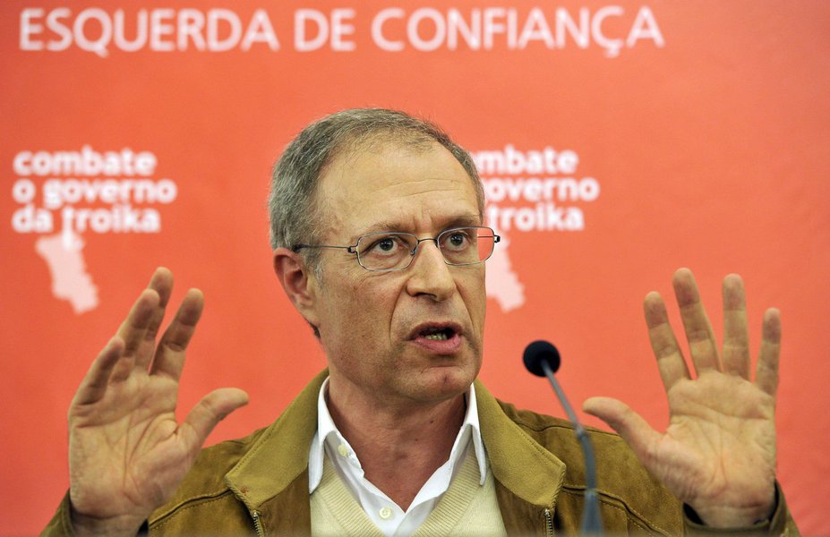 Francisco Louçã, economista e político português, avalia que "só haveria uma razão" para que políticos e juristas brasileiros viajassem para Lisboa para "conspirar por telefone" contra o governo Dilma: "procurarem um endosso internacional para as suas diligências, fazerem-se fotografar ao lado das autoridades de Portugal. Se era esse o objetivo, fracassou"; "Ficando deserto de autoridades, o seminário limitar-se-á então, se ainda se vier a manter com tantos abandonos, a uma conversa entre juristas e políticos brasileiros sobre a graça do golpe que está a decorrer. Suponho que só a TAP agradecerá a cortesia", ironiza o escritor (Foto: Gisele Federicce) www.brasil247.com - Francisco Louçã, economista e político português, avalia que "só haveria uma razão" para que políticos e juristas brasileiros viajassem para Lisboa para "conspirar por telefone" contra o governo Dilma: "procurarem um endosso internacional para as suas diligências, fazerem-se fotografar ao lado das autoridades de Portugal. Se era esse o objetivo, fracassou"; "Ficando deserto de autoridades, o seminário limitar-se-á então, se ainda se vier a manter com tantos abandonos, a uma conversa entre juristas e políticos brasileiros sobre a graça do golpe que está a decorrer. Suponho que só a TAP agradecerá a cortesia", ironiza o escritor
