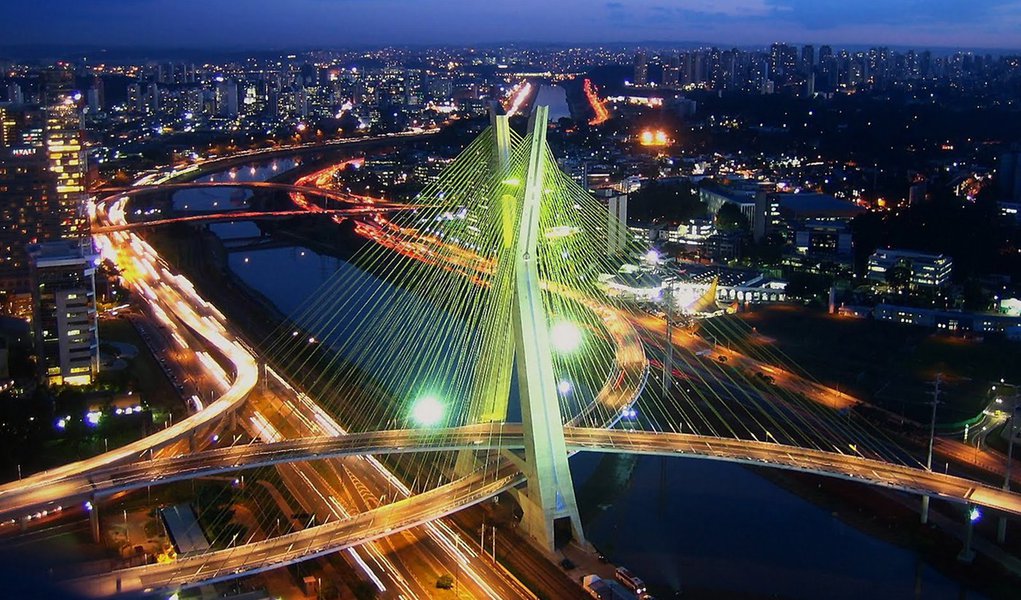 No aniversário de 463 anos da cidade de São Paulo, comemorado nesta quarta-feira, 25, diversos pontos da cidade têm programação especial para todas as idades, preparada para marcar a data, além das exposições já em cartaz nos museus da capital; um dos destaques é a nova edição do Conexão Cultural São Paulo, no Museu da Imagem e do Som (MIS), das 12h às 20h; já a Pinacoteca vai ter o horário de funcionamento ampliado, das 10h até as 19h, com apresentações de música boliviana, tradicionais ciganas e judaicas; museus ligados à Secretaria de Cultura vão distribuir um passaporte que dá direito a uma visita gratuita em cada um dos museus da capital, na data em que o visitante preferir; confira programação completa (Foto: Aquiles Lins) No aniversário de 463 anos da cidade de São Paulo, comemorado nesta quarta-feira, 25, diversos pontos da cidade têm programação especial para todas as idades, preparada para marcar a data, além das exposições já em cartaz nos museus da capital; um dos destaques é a nova edição do Conexão Cultural São Paulo, no Museu da Imagem e do Som (MIS), das 12h às 20h; já a Pinacoteca vai ter o horário de funcionamento ampliado, das 10h até as 19h, com apresentações de música boliviana, tradicionais ciganas e judaicas; museus ligados à Secretaria de Cultura vão distribuir um passaporte que dá direito a uma visita gratuita em cada um dos museus da capital, na data em que o visitante preferir; confira programação completa