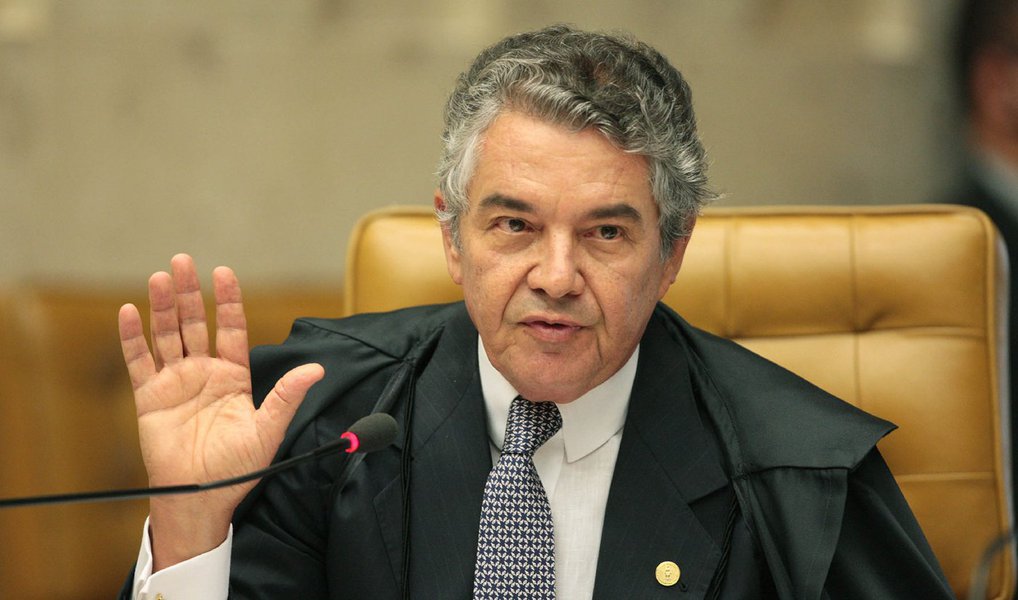 O ministro do Supremo Tribunal Federal, Marco Aurélio Mello, criticou, nesta terça (28) a forma como as delações premiadas estão sendo feitas no Brasil; segundo ele, é um retrocesso prender preventivamente uma pessoa para fragilizá-la e conseguir que colabore com a Justiça, numa referência clara a Operação Lava-Jato; "Enquanto não delata, não é libertado, se recorre sucessivamente e fica por isso mesmo. Avança-se culturalmente assim? Não, é retrocesso. É retrocesso quanto a garantias e franquias constitucionais. Adentra-se um campo muito perigoso quando se coloca até mesmo em segundo plano o princípio da não culpabilidade" disse (Foto: Valter Lima) O ministro do Supremo Tribunal Federal, Marco Aurélio Mello, criticou, nesta terça (28) a forma como as delações premiadas estão sendo feitas no Brasil; segundo ele, é um retrocesso prender preventivamente uma pessoa para fragilizá-la e conseguir que colabore com a Justiça, numa referência clara a Operação Lava-Jato; "Enquanto não delata, não é libertado, se recorre sucessivamente e fica por isso mesmo. Avança-se culturalmente assim? Não, é retrocesso. É retrocesso quanto a garantias e franquias constitucionais. Adentra-se um campo muito perigoso quando se coloca até mesmo em segundo plano o princípio da não culpabilidade" disse