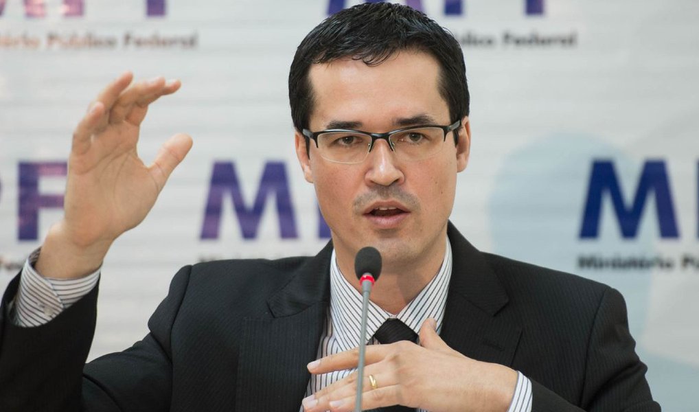 O procurador da República Deltan Dallagnol afirmou nesta quinta (7) que o projeto de lei de abuso de autoridade, que atualmente tramita no Congresso, tem por objetivo atrapalhar e dificultar a Operação Lava Jato, da qual é coordenador; ele destacou que os riscos da operação se intensificaram na medida em que as investigações passaram a atingir pessoas influentes e poderosas; “O oferecimento desse pacote de abuso de autoridade neste momento não pode ter outra razão senão atrapalhar o trabalho da investigação”, disse (Foto: Valter Lima) O procurador da República Deltan Dallagnol afirmou nesta quinta (7) que o projeto de lei de abuso de autoridade, que atualmente tramita no Congresso, tem por objetivo atrapalhar e dificultar a Operação Lava Jato, da qual é coordenador; ele destacou que os riscos da operação se intensificaram na medida em que as investigações passaram a atingir pessoas influentes e poderosas; “O oferecimento desse pacote de abuso de autoridade neste momento não pode ter outra razão senão atrapalhar o trabalho da investigação”, disse