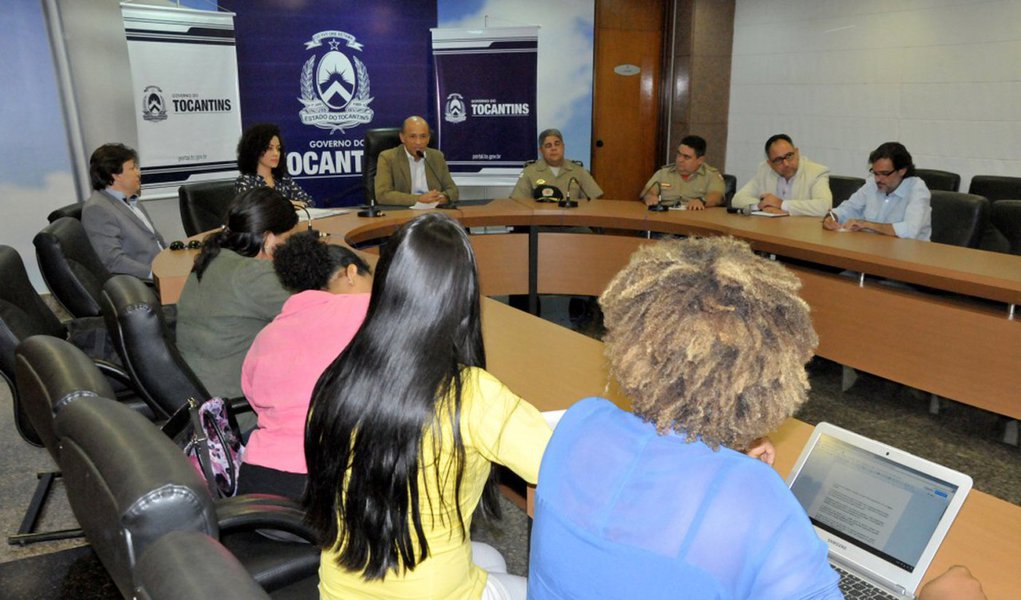 O governo do Tocantins anunciou diversas ações que acarretarão melhorias na segurança pública; o Grupo Gestor afirmou que entrarão em circulação 100 viaturas, sendo que 50 já estarão circulando no mês de maio; segundo o comandante-geral da PM, coronel Glauber de Oliveira Santos, as viaturas serão distribuídas em todo o Estado; o executivo anunciou ainda a abertura de um novo concurso para a PM, onde serão destinadas mil vagas para novos policiais; o Corpo de Bombeiros do Tocantins anunciou que vai convocar mais 84 candidatos aprovados no último concurso, a medida deverá ocorrer nos próximos dias e os aprovados deverão fazer o curso de formação da corporação (Foto: Leonardo Lucena) O governo do Tocantins anunciou diversas ações que acarretarão melhorias na segurança pública; o Grupo Gestor afirmou que entrarão em circulação 100 viaturas, sendo que 50 já estarão circulando no mês de maio; segundo o comandante-geral da PM, coronel Glauber de Oliveira Santos, as viaturas serão distribuídas em todo o Estado; o executivo anunciou ainda a abertura de um novo concurso para a PM, onde serão destinadas mil vagas para novos policiais; o Corpo de Bombeiros do Tocantins anunciou que vai convocar mais 84 candidatos aprovados no último concurso, a medida deverá ocorrer nos próximos dias e os aprovados deverão fazer o curso de formação da corporação