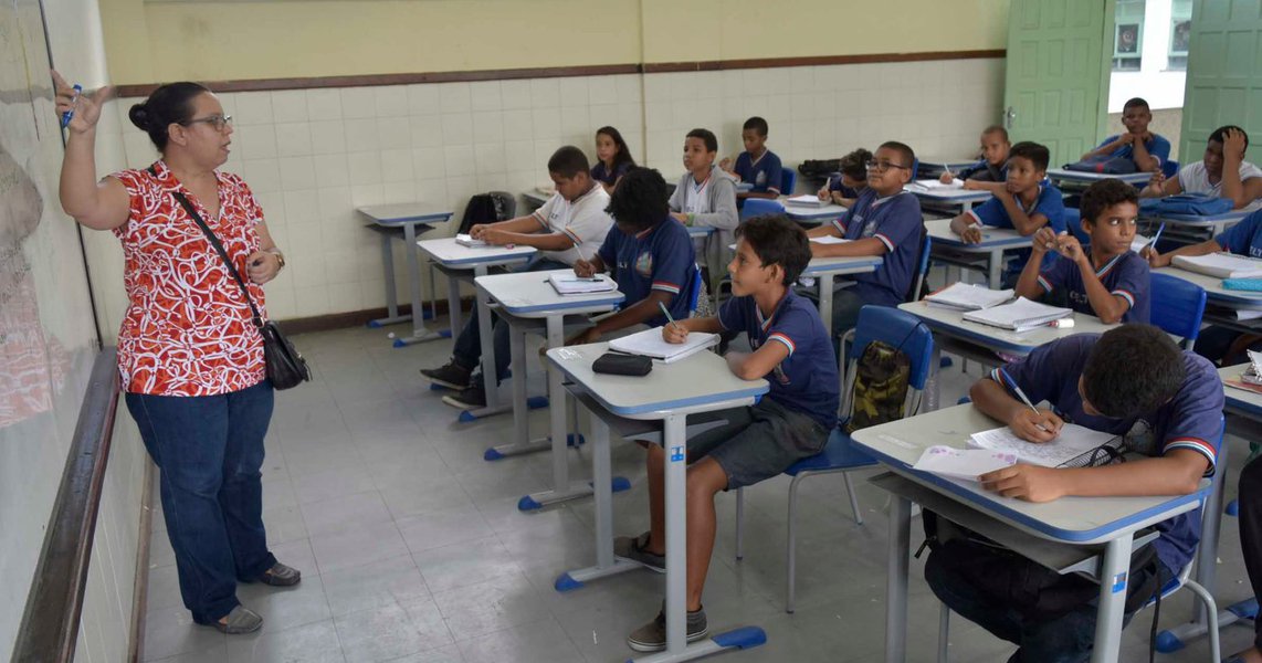O governo do Estado efetuou nesta quinta-feira (30) o pagamento de R$ 7,9 milhões em promoções nas carreiras de 22.853 professores da rede estadual de ensino, o que vai representar um impacto na folha de pagamento de R$ 71,8 milhões, em 2016; esta é a terceira promoção concedida para a categoria consecutivamente, desde 2014, gerando um impacto acumulado para os cofres públicos de R$ 306 milhões, em três anos; os professores terão ganho total de 14,05% sobre seus vencimentos, somando a promoção paga nesta quinta às concedidas nos anos de 2014 e 2015 (Foto: Romulo Faro) O governo do Estado efetuou nesta quinta-feira (30) o pagamento de R$ 7,9 milhões em promoções nas carreiras de 22.853 professores da rede estadual de ensino, o que vai representar um impacto na folha de pagamento de R$ 71,8 milhões, em 2016; esta é a terceira promoção concedida para a categoria consecutivamente, desde 2014, gerando um impacto acumulado para os cofres públicos de R$ 306 milhões, em três anos; os professores terão ganho total de 14,05% sobre seus vencimentos, somando a promoção paga nesta quinta às concedidas nos anos de 2014 e 2015